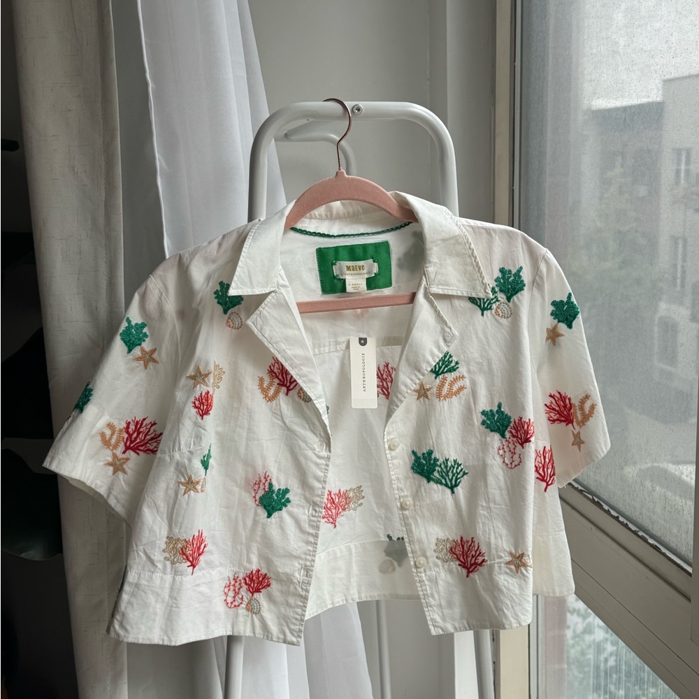 NWT Anthropologie White Cropped Embroidered Coral Reef Top